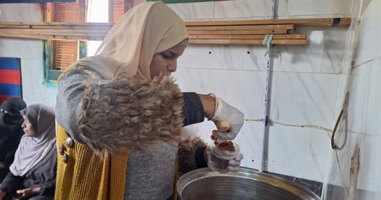 إنتاج المربي من بقايا الكركدية.. مشروع مربح لفتيات أسوان  