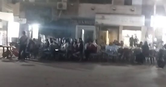 توافد المشجعين على مقاهى المنيا لمتابعة مباراة مصر وبنين بأمم أفريقيا.. فيديو