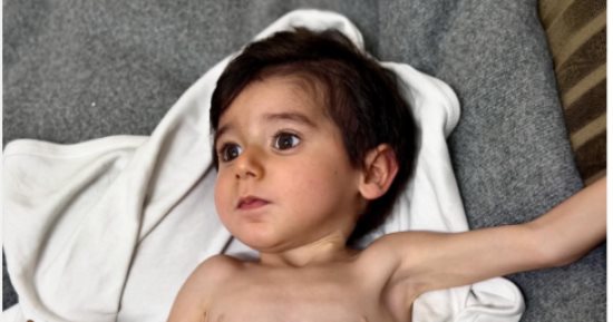 أطفال غزة في سباق مع الموت.. حكايات الجوع والمرض والحصار يحاصر الطفولة الفلسطينية.. قصص مؤلمة لأجساد صغيرة تنهار ونداءات إنقاذ عاجلة قبل فوات الأوان.. مستشفيات متهالكة وحصار إسرائيلي يمنع من العلاج