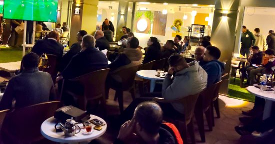 احتشاد جماهير البحيرة داخل النوادى والمقاهى لمشاهدة مباراة مصر وبنين.. فيديو