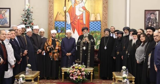 شيخ الأزهر خلال تهنئة البابا تواضروس بعيد الميلاد: العالم فقد حكمته وهذا نذير خطر
