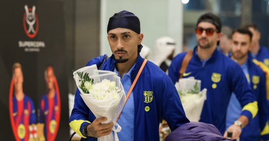 برشلونة يصل السعودية استعدادا للسوبر.. صور