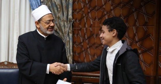 80 عاما وما زال قلبُه غضًّا كقلوب هؤلاء الأطفال.. شيخ الأزهر فى صور