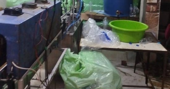 ضبط مصنع غير مرخص لتعبئة مياه معدنية مغشوشة فى الجيزة