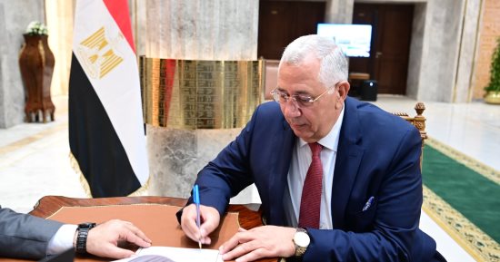 أمين عام الجبهة الوطنية يتسلم كارنيه عضوية النواب: مسؤولية كبرى نتعهد بأدائها