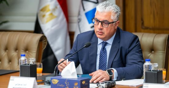 رئيس اقتصادية قناة السويس يشهد توقيع عقد إقامة مصانع وأماكن تخزين بالقنطرة غرب