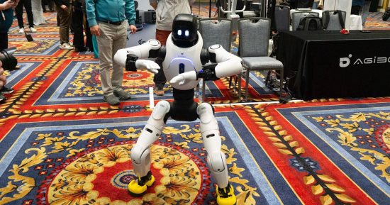 روبوتات Agibot البشرية فى CES 2026 ترشد الزوار وتتعلم رقصات تيك توك
