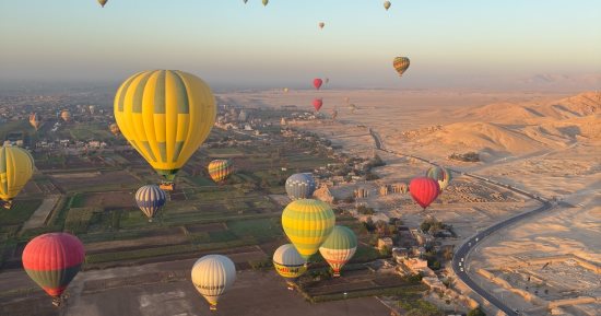 سماء البر الغربى تشهد تحليق 45 رحلة بالون طائر تقل 1320 سائحا.. صور