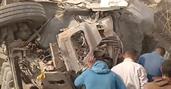 مصرع وإصابة 3 أشخاص إثر اصطدام مقطورة بسيارة ملاكى ومبنى فى شق التعبان