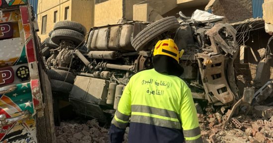 معاينة حادث شق الثعبان: مصرع شخص وإصابة 4 آخرين فى اصطدام تريلا بـ6 سيارات.. صور
