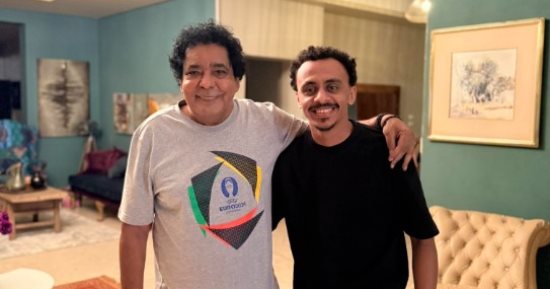 كزبرة يعلق على صورته برفقة الكينج محمد منير: بحبك حب مش عادى