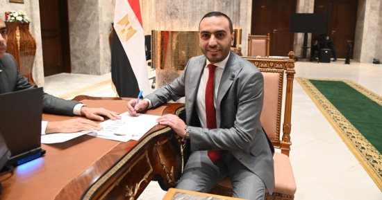 النائب محمد تيسير مطر يتعهد بعد تسلمه كارنيه العضوية بمواصلة دعم الشباب