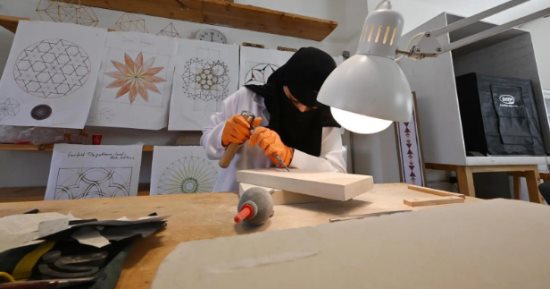 حرفة النقش على الصخور في العُلا.. إرث حضاري سعودي تتناقله الأجيال عبر العصور