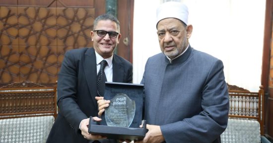 عبد الفتاح عبد المنعم يهدى شيخ الأزهر درع «اليوم السابع» ويهنئه بعيد ميلاده