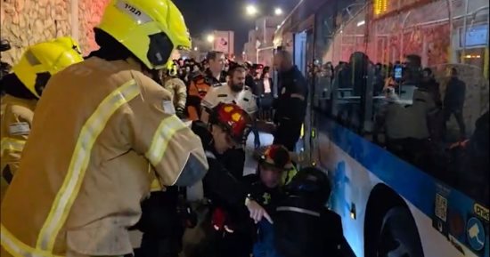إصابة 4 إسرائيليين وقتيل حصيلة حادث دهس حافلة لمتظاهرين من التيار الحريدي بالقدس