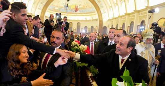 ميلاد يجمع المصريين.. البابا يترأس القداس والرئيس يشارك الأقباط فرحة العيد.. روحانية ووحدة وطنية في أكبر كاتدرائية بالشرق الأوسط.. رسائل تؤكد أن مصر وطن يتسع للجميع.. والقس بطرس: زيارة الرئيس تجسد مصر الحديثة
