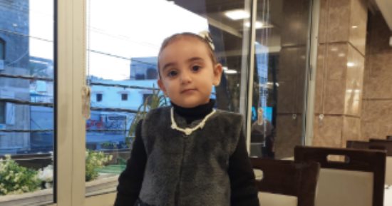 الطفلة سارة موسى تسافر خارج غزة للعلاج بعد نشر قصة معاناتها