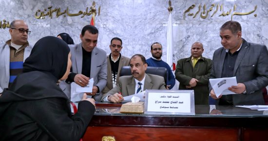 محافظ سوهاج يستمع إلى مطالب وشكاوى المواطنين في اللقاء الجماهيرى