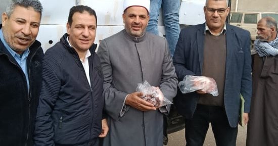 تسليم 2 طن لحوم من مشروع صكوك الإطعام للأسر الأولى بالرعاية بالشرقية