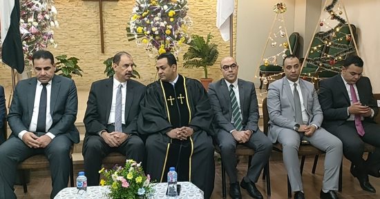 محافظ سوهاج ومدير الأمن يزوران الكنيسة الإنجيلية للتهنئة بعيد الميلاد