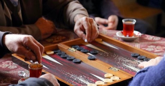 4 صفات يتمتع بها محبو لعبة الطاولة والدومينو.. أبرزها الثقة بالنفس