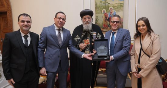 اليوم السابع يهنئ البابا تواضروس بعيد الميلاد ويهديه درعا لجهوده الوطنية