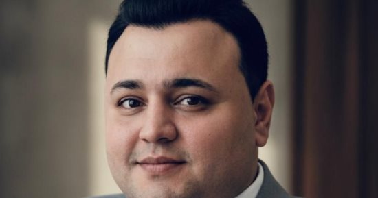 خبير يتوقع قفزة في أسعار الفضة إلى 135 دولار للأونصة فى 2026