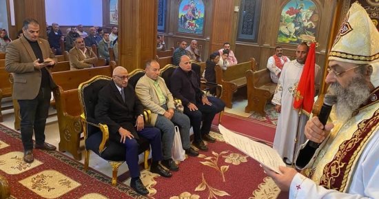 محافظ شمال سيناء يهنئ الإخوة الأقباط بعيد الميلاد بكنيسة الضاحية