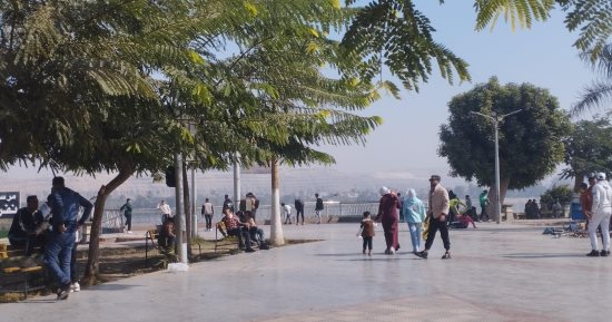 عيد ميلاد مجيد.. إقبال على كورنيش النيل فى المنيا