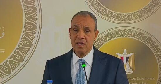 وزير الخارجية يبحث مع نظيره البحريني تعزيز العلاقات بين البلدين