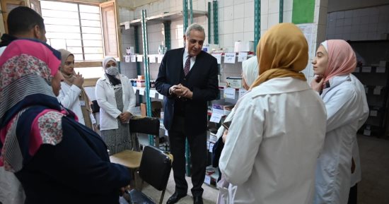 محافظ الغربية يتجول بشوارع قرية إبشواى الملق ويتفقد الوحدة الصحية