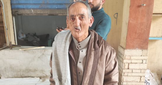 عمره 85 عاما.. عم سيد يبحث عن رزقه في سوق الجمعة فى الإسماعيلية بـ البراويطة