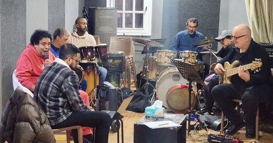 محمد منير يجرى بروفات تحضيرية استعدادًا لحفله مع ويجز فى دبى.. صور