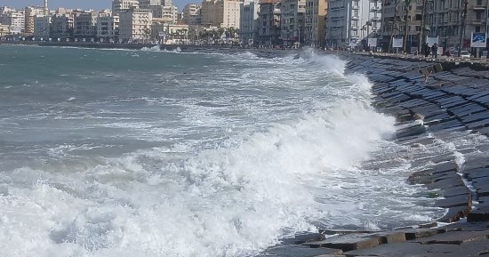 رياح شديدة تضرب الإسكندرية وارتفاع الأمواج لـ5 أمتار ببداية نوة الفيضة.. فيديو