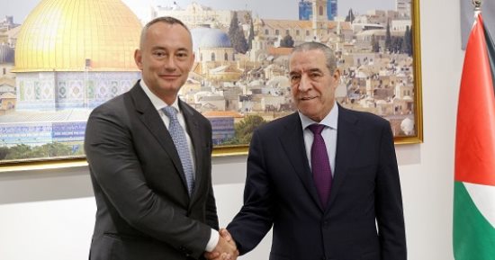 نائب رئيس فلسطين يبحث مع نيكولاى ملادينوف سبل تنفيذ المرحلة الثانية فى غزة
