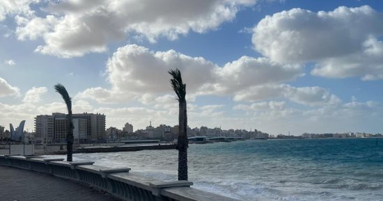 ارتفاع أمواج البحر ونشاط الرياح بمطروح والساحل الشمالي .. فيديو