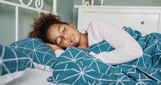 عادات خاطئة يفعلها Gen Z تفسد نومهم.. ركز مع ولادك