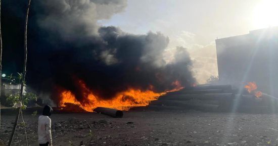 نشوب حريق بمصنع للأحذية بشبرا الخيمة والحماية المدنية بالقليوبية تدفع بسيارات الإطفاء