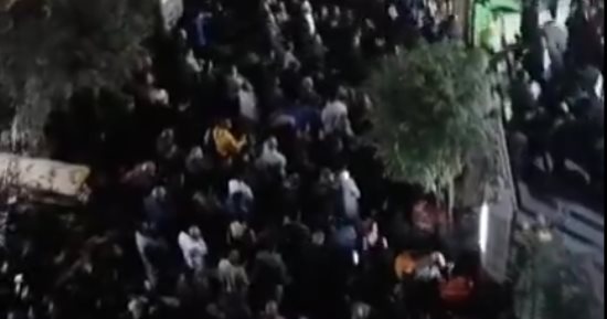 مات على سجادة الصلاة بسبب كفتة.. شاهد صلاة الجنازة على جثامين أب ونجليه بشبرا الخيمة