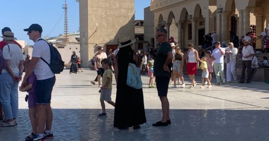 إقبال كبير للرحلات الداخلية للسياح على ساحة مسجد الميناء الكبير بالغردقة