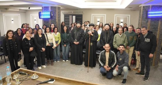 أسقف أبو قرقاص يلتقى خدام وخادمات أسرة القديسة أغاثا لخدمة مرضى الأورام بأبوقرقاص