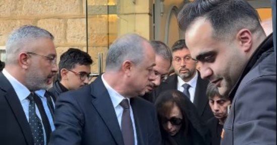 فيروز تغادر الكنيسة بعد انتهاء قداس نجلها هلى الرحبانى