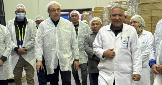 وزير قطاع الأعمال العام يتفقد مصانع "مصر للمستحضرات الطبية" بالقليوبية   