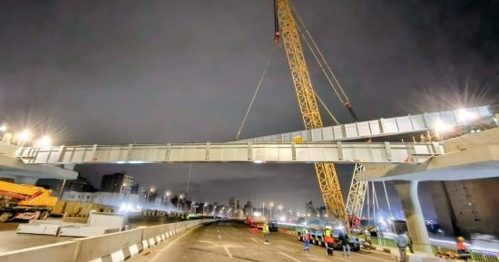 رفع كمرات محور عمرو بن العاص أعلى الطريق الدائرى القوس الغربى.. صور