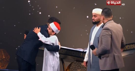 مشهد إنسانى لمحبة أهل القرآن.. متسابقو دولة التلاوة يودعون زميلهم بالأحضان