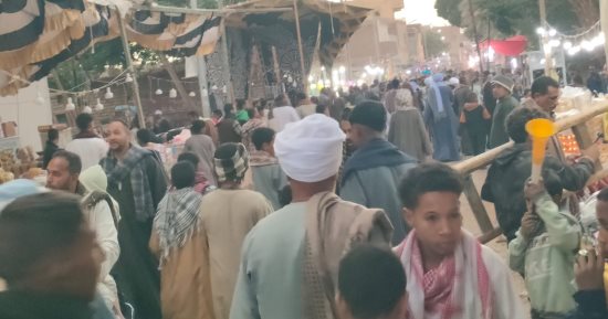 مولد القطب الصوفى أحمد ابن إدريس مصدر البهجة والفرحة فى قرى الزينية والبياضية والدير بالأقصر.. الأطفال يستمتعون بالملاهى ولعبة النيشان وشراء الحلوى والهدايا.. والكبار يحتفلون على طريقتهم بالتحطيب وليالى الذكر