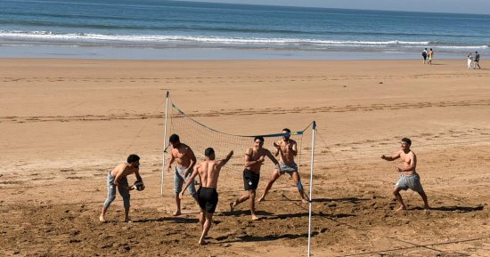 لاعبو المنتخب على أحد الشواطى المغربية قبل مواجهة السنغال.. صورة