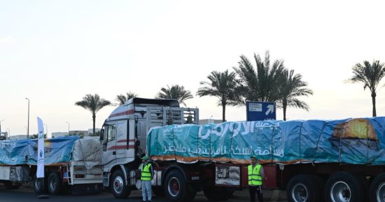 التحالف الوطنى يسيّر القافلة رقم 13 لتلبية احتياجات الأشقاء بغزة.. 150 شاحنة بأكثر من 3 آلاف طن مساعدات لمواجهة برد الشتاء.. ومشاركة 13 مؤسسة لتخفيف الأعباء المعيشية عن الأسر المتضررة فى فلسطين