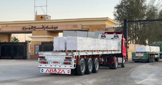 الهلال الأحمر المصري يواصل مد غزة بمساعدات غذائية وعلاجية وشتوية 