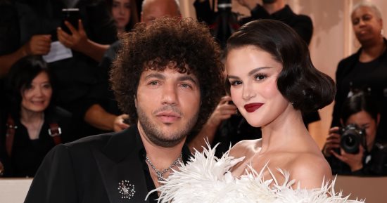 سيلينا جوميز بفستان من شانيل مع صديقها بيني بلانكو في الجولدن جلوب الـ83